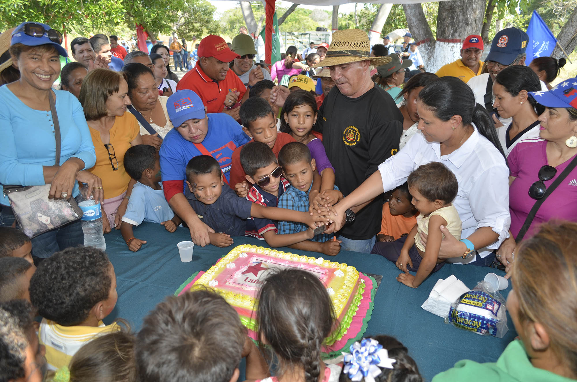 En compañía del pueblo el alcalde cantó el cumpleaños N° 1 de su gestión